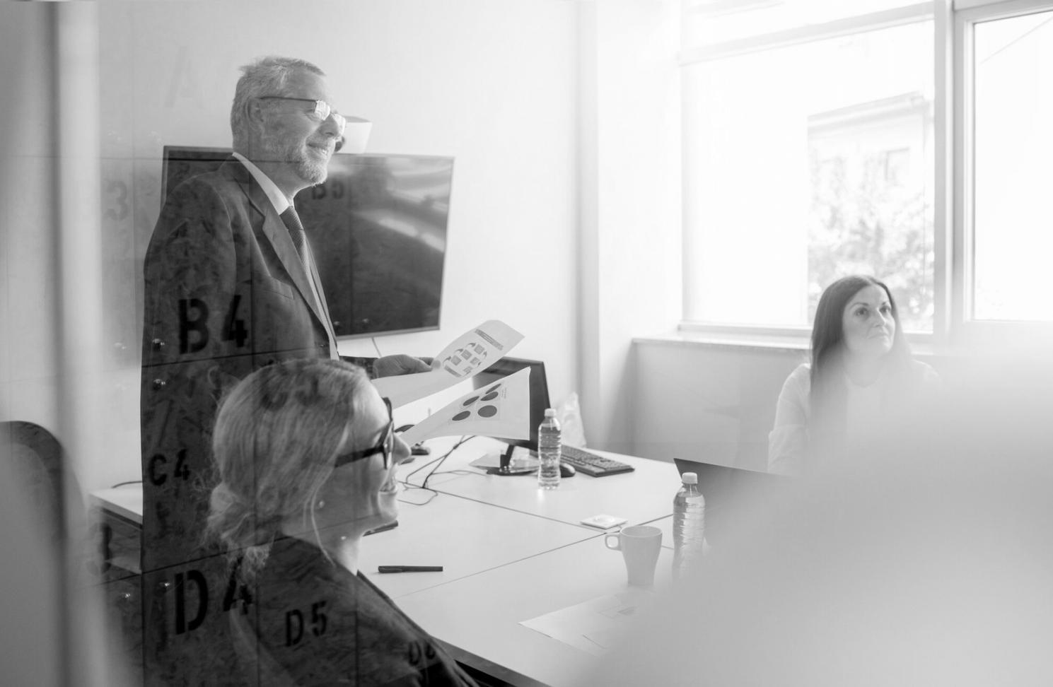 Persona organizando documentos financieros en un espacio de trabajo minimalista